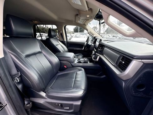 Used 2024 Ford Expedition XLT image 30