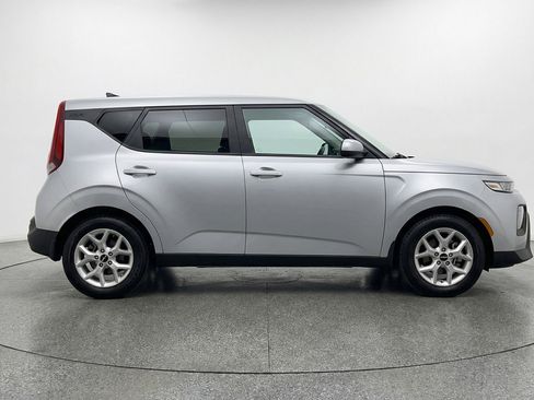 Used 2025 Kia Soul LX w/ LX Technology Package FWD image 11
