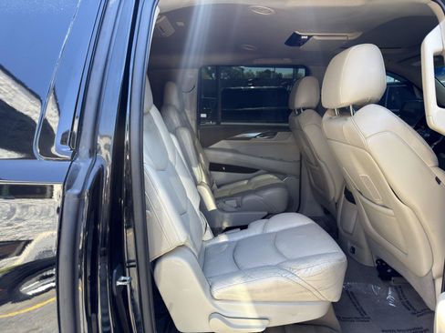 Used 2019 Cadillac Escalade ESV Luxury AWD/4WD image 39