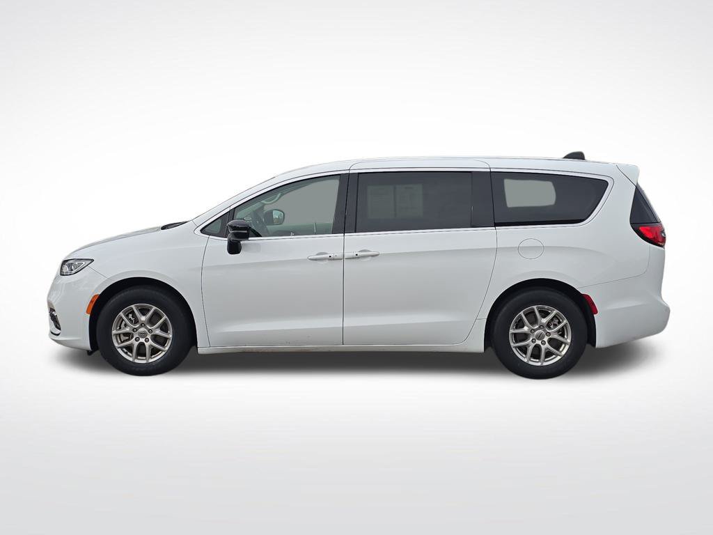Used 2024 Chrysler Pacifica Touring-L FWD image 2