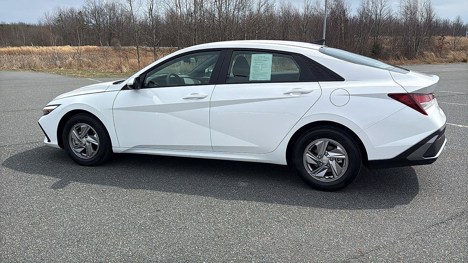 Used 2026 Hyundai Elantra SE FWD image 11