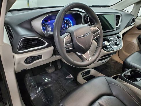 Used 2024 Chrysler Pacifica Touring-L image 10