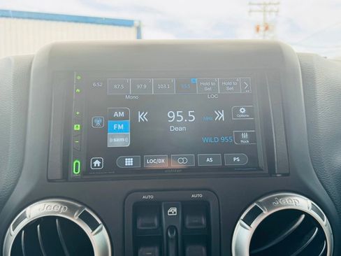 Used 2017 Jeep Wrangler Unlimited Rubicon w/ Connectivity Group AWD/4WD image 15