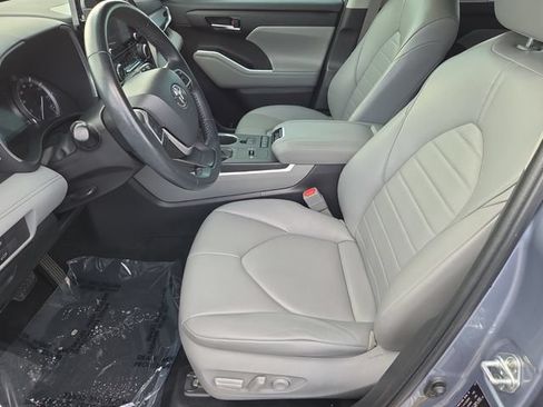 Used 2022 Toyota Highlander XLE FWD image 10