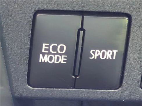 Used 2018 Toyota RAV4 LE FWD image 15