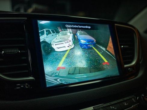 Used 2023 Chrysler Pacifica Touring-L FWD image 19