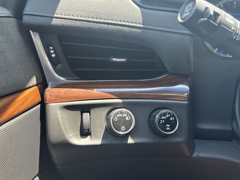 Used 2016 Cadillac Escalade ESV Luxury AWD/4WD image 29