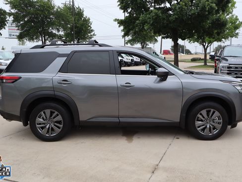 Used 2024 Nissan Pathfinder SV FWD image 2