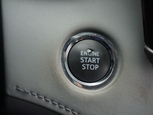 Used 2023 Toyota Highlander LE AWD/4WD image 11