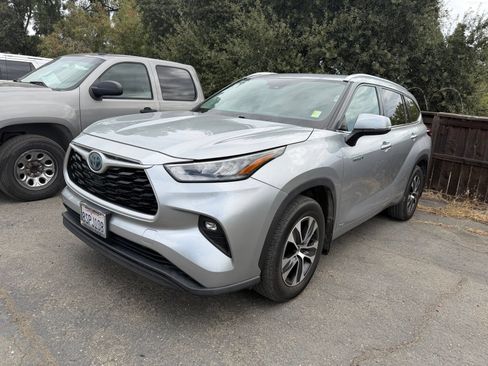 Used 2020 Toyota Highlander XLE AWD/4WD image 1