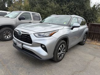 Used 2020 Toyota Highlander XLE AWD/4WD video 1