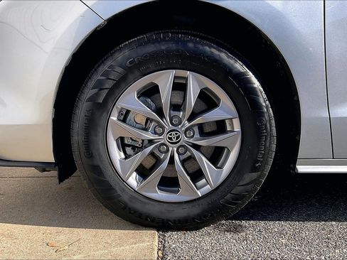 Used 2023 Toyota Sienna LE image 11