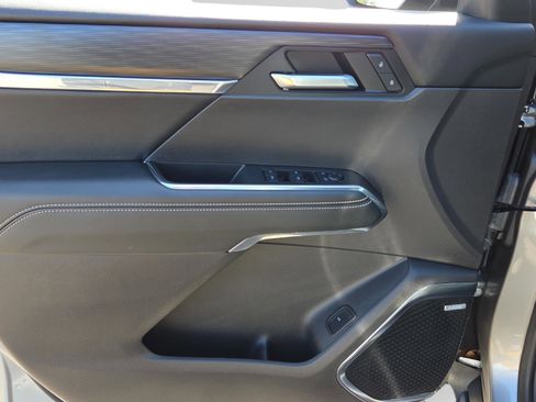 Used 2025 GMC Acadia Elevation image 30