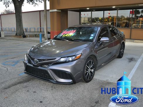 Used 2022 Toyota Camry SE image 1