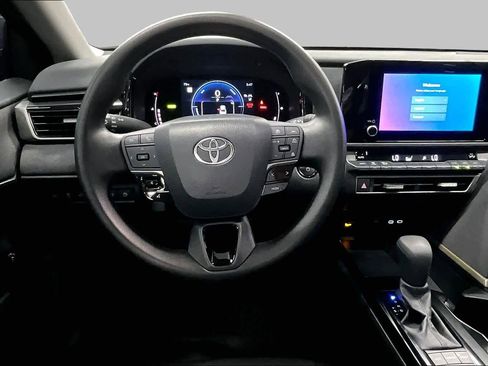 Used 2025 Toyota Camry LE w/ Convenience Package FWD image 5