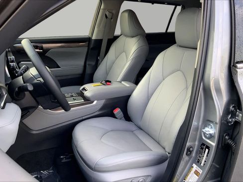 Used 2026 Toyota Highlander Limited AWD/4WD image 8