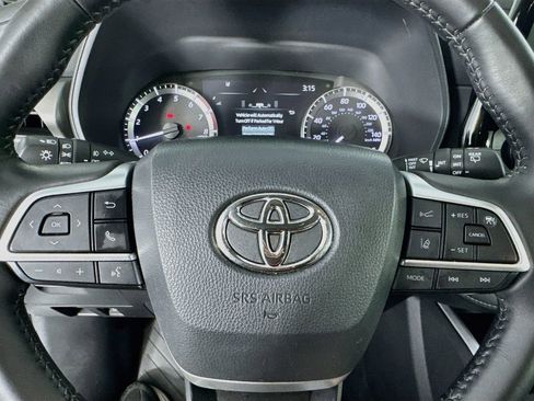 Used 2024 Toyota Highlander LE AWD/4WD image 15