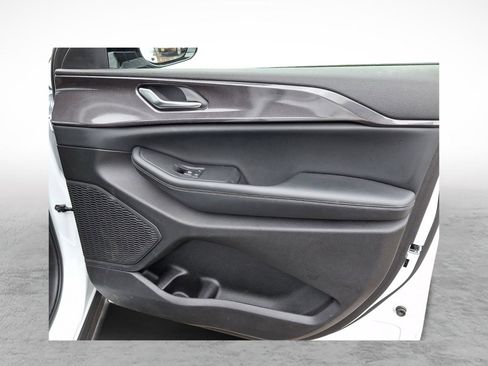 Used 2023 Jeep Grand Cherokee Altitude image 9