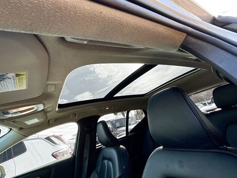 Used 2023 Volvo XC40 B5 Plus image 24