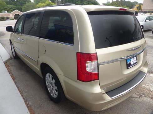 Used 2011 Chrysler Town & Country Touring-L w/ Entertainment Group #2 FWD image 8