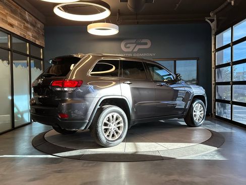 Used 2021 Jeep Grand Cherokee Laredo w/ Security & Convenience Group AWD/4WD image 3