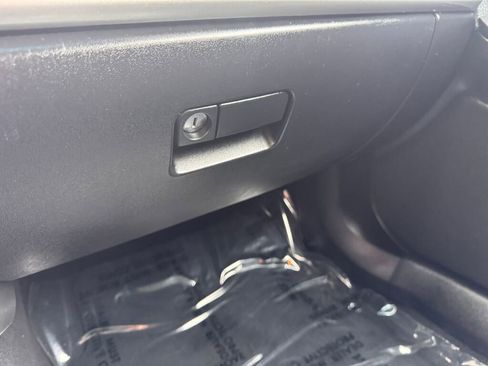 Used 2004 Mitsubishi Galant ES image 21