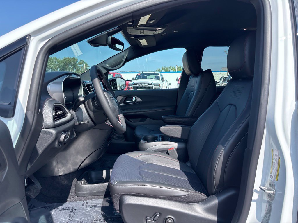 New 2027 Chrysler Pacifica Select AWD/4WD image 14