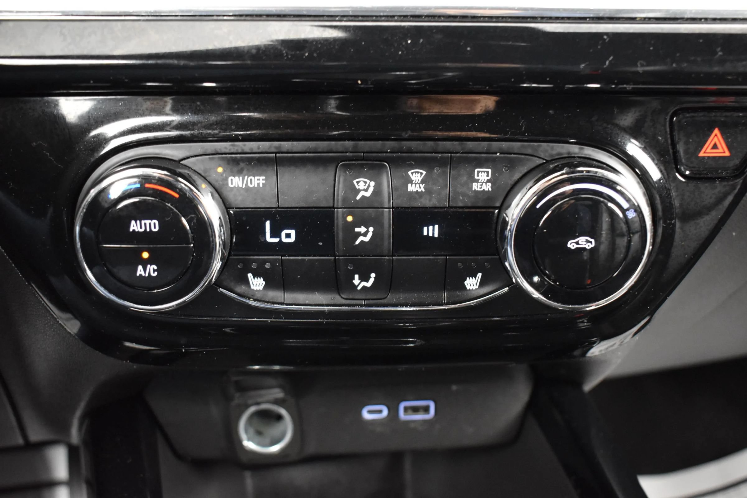 Used 2025 Chevrolet Trax RS FWD image 32