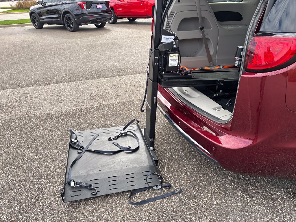 Used 2019 Chrysler Pacifica Touring Plus FWD image 29