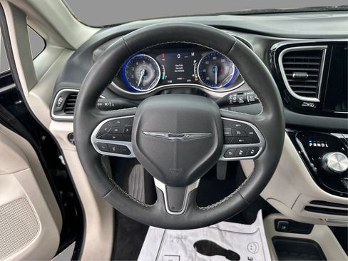 Used 2023 Chrysler Pacifica Touring-L FWD image 30