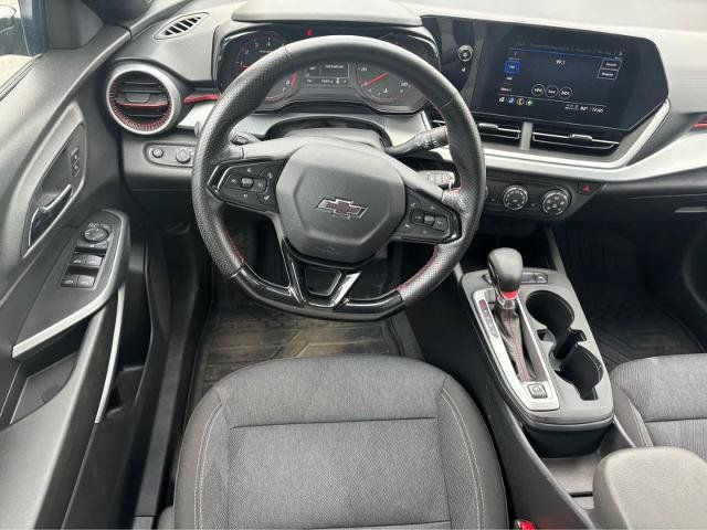 Used 2025 Chevrolet Trax RS w/ Sunroof Package FWD image 18