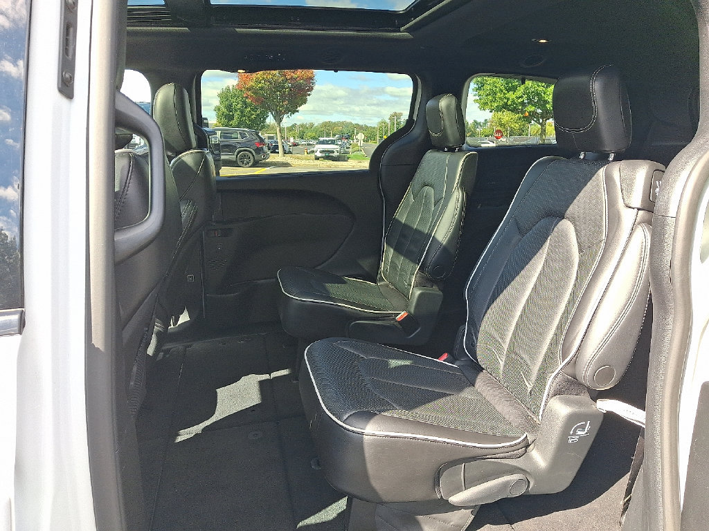 Used 2023 Chrysler Pacifica Limited w/ S Appearance Package FWD image 10