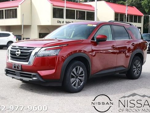 Used 2024 Nissan Pathfinder SV AWD/4WD image 3