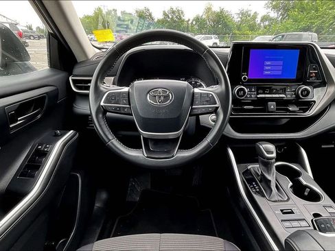 Used 2024 Toyota Highlander LE AWD/4WD image 5