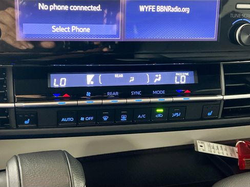 Used 2023 Toyota Sienna XLE FWD image 27