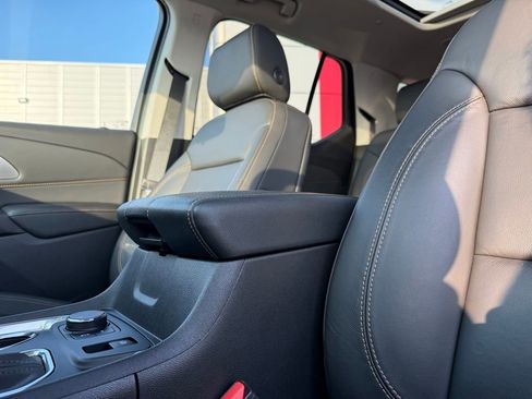 Used 2021 Chevrolet Traverse LT w/ LT Premium Package image 24