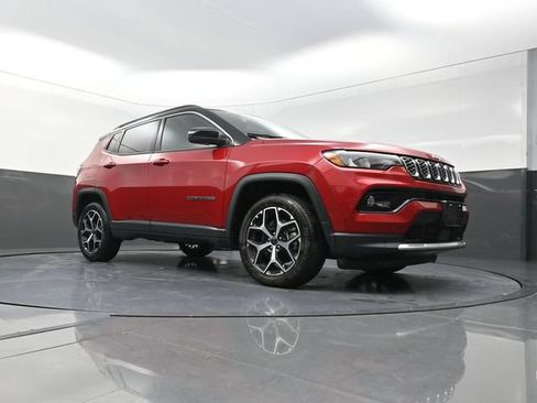 Used 2025 Jeep Compass Limited AWD/4WD image 31