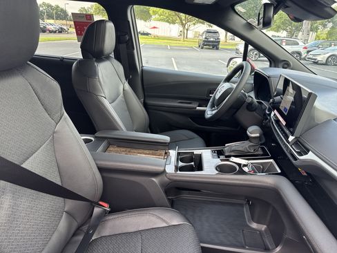New 2025 Toyota Sienna Platinum image 37