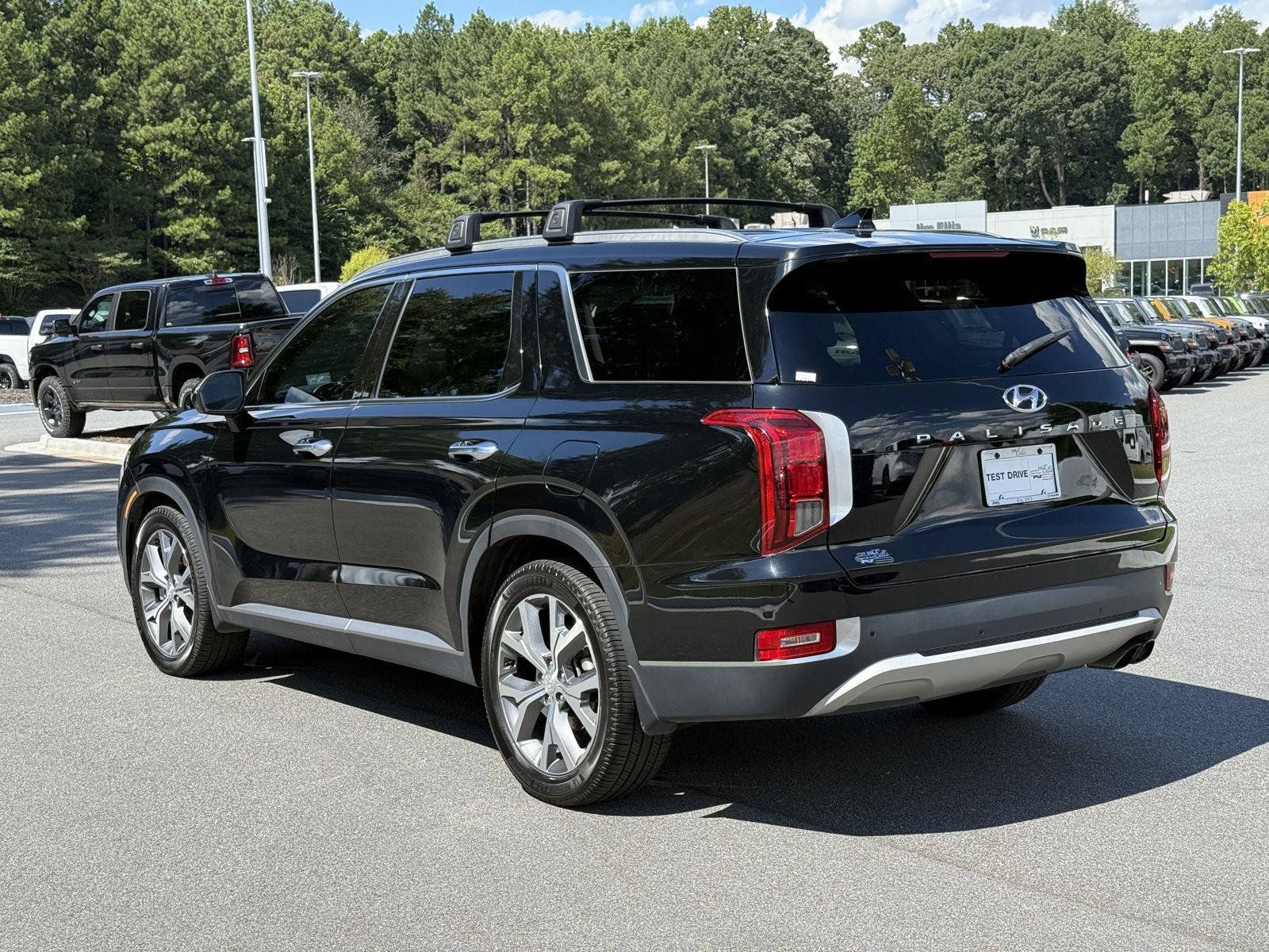 Used 2022 Hyundai Palisade SEL w/ Premium Package FWD image 3