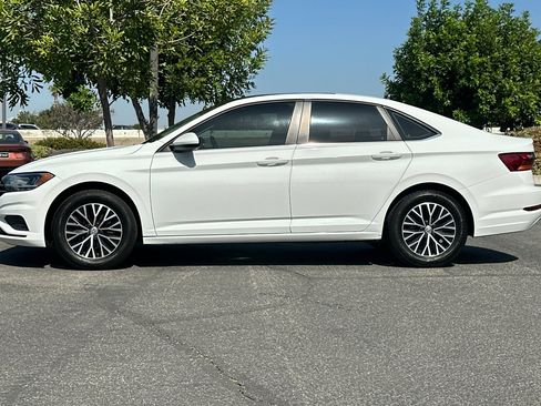 Used 2019 Volkswagen Jetta SE FWD image 2