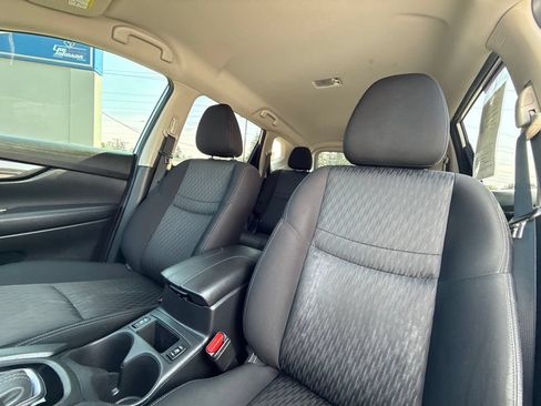 Used 2019 Nissan Rogue SV w/ Premium Package FWD image 14