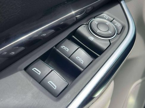 Used 2023 Cadillac XT4 Luxury w/ Cold Weather Package FWD image 17