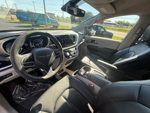 Used 2023 Chrysler Pacifica Touring-L FWD image 14