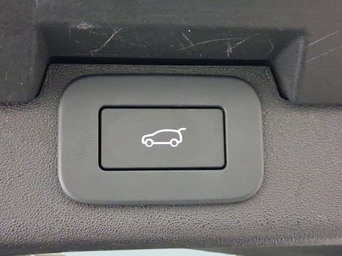 Used 2025 Land Rover Discovery Dynamic SE image 31