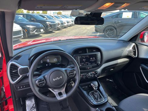 Used 2025 Kia Soul LX w/ LX Technology Package FWD image 33