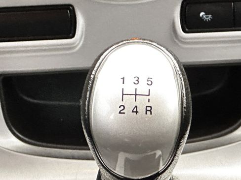 Used 2014 Ford Fiesta SE image 2