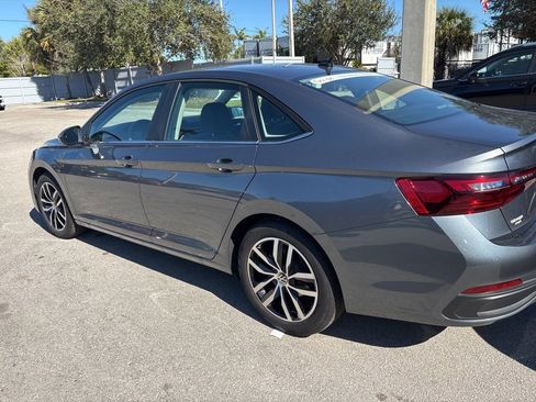 Certified 2025 Volkswagen Jetta SE image 4