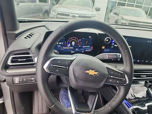 Used 2026 Chevrolet Traverse LT FWD image 2