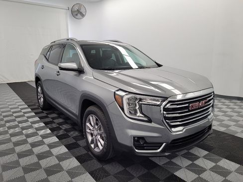 Used 2024 GMC Terrain SLT image 13