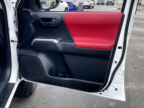 Used 2016 Toyota Tacoma SR5 w/ SR5 Appearance Package (DN) image 24